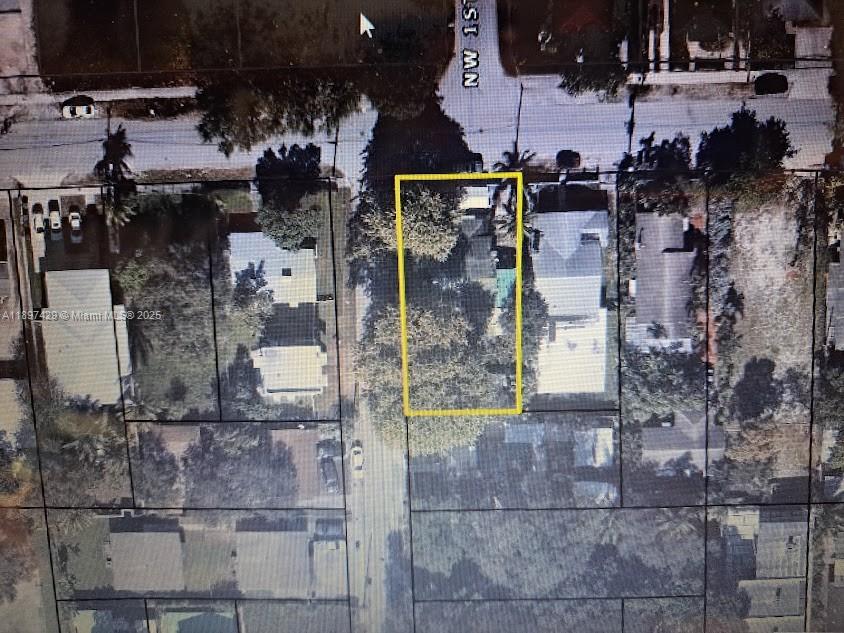 DUPLEX T3 O 5900 SF CORNER LOT. ELECTRICITY $ WATER AVAILABLE. THIS DUPLEX LOT HAS A STRUCTURE WITH A DEMOLITION ORDER. FOR DETAILS, PLEASE CONTACT THE LISTING AGENT. SELLER IS SELLING AS IS CONDITION. SELLER IS WILLING TO ENTER INTO A JOINT VENTURE.