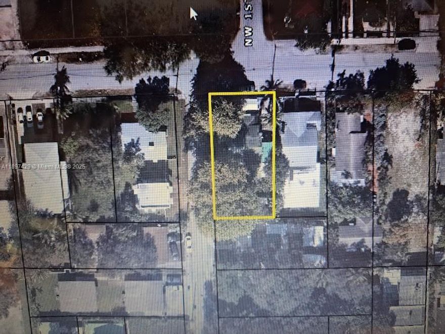 DUPLEX T3 O 5900 SF CORNER LOT.  ELECTRICITY $ WATER AVAILABLE. THIS DUPLEX LOT HAS A STRUCTURE WITH A DEMOLITION ORDER. FOR DETAILS, PLEASE CONTACT THE LISTING AGENT. SELLER IS SELLING AS IS CONDITION. SELLER IS WILLING TO ENTER INTO A JOINT VENTURE.