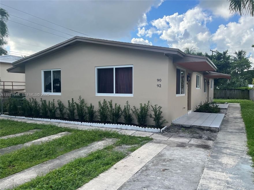 Great location right off 15 Street. Large duplex 2/1, front unit, remodeled kitchen and bathroom, stainless steel appliances, parking spaces and large bedrooms in excellent condition.