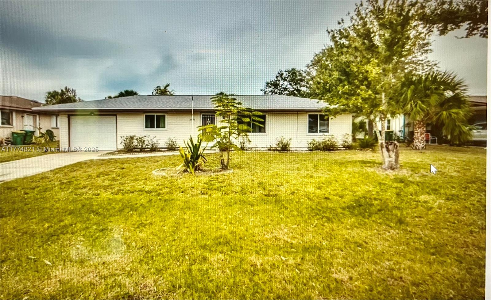 Nice Property Cheap in the area Original
Extra Space for Extra Room and Additional Garage.
Large Patio Quiet area, Call today Before it is too Late.
Easy to show it...