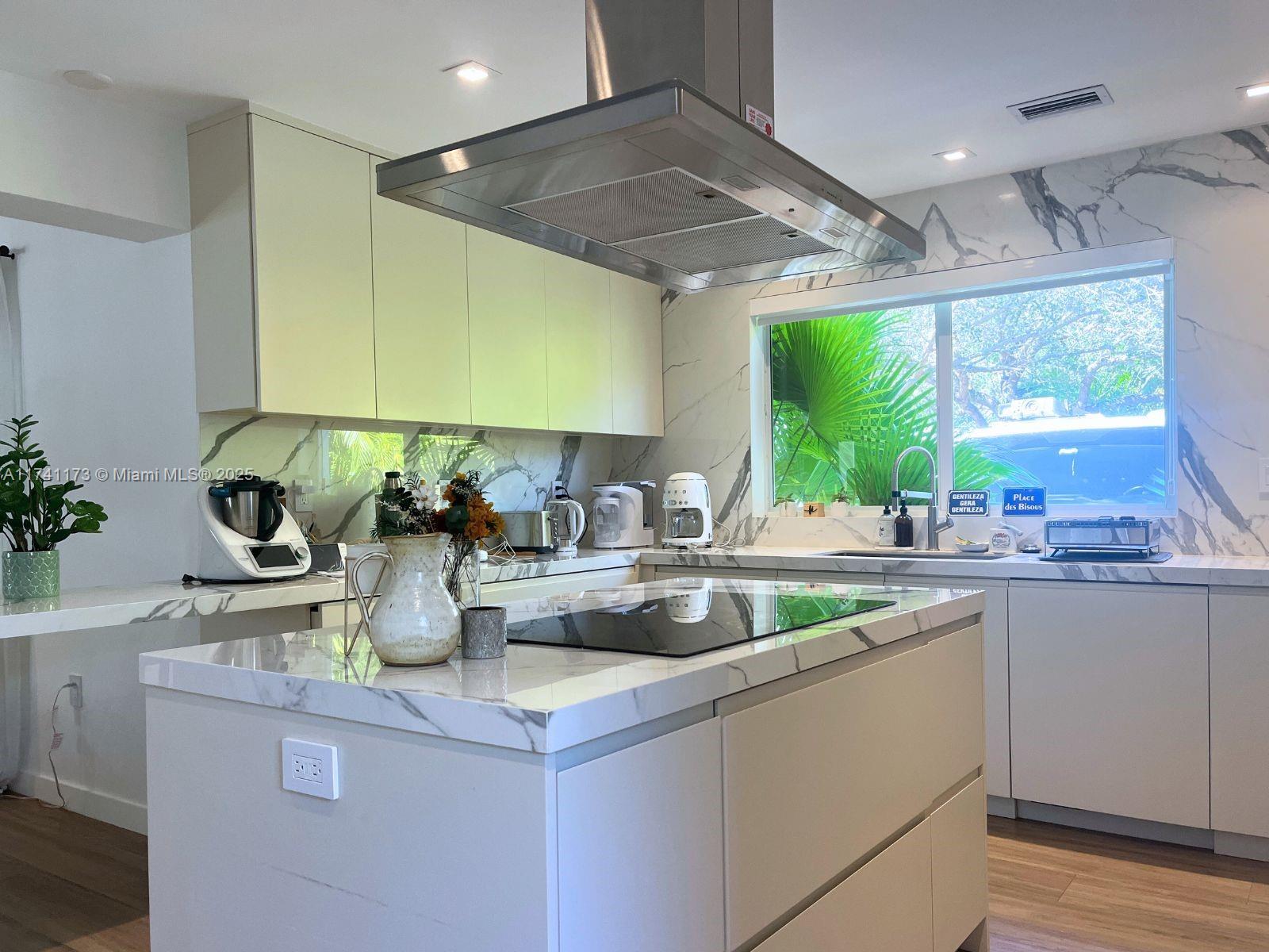 TROPICAL ISLE HOMES SUB 1 - Residential