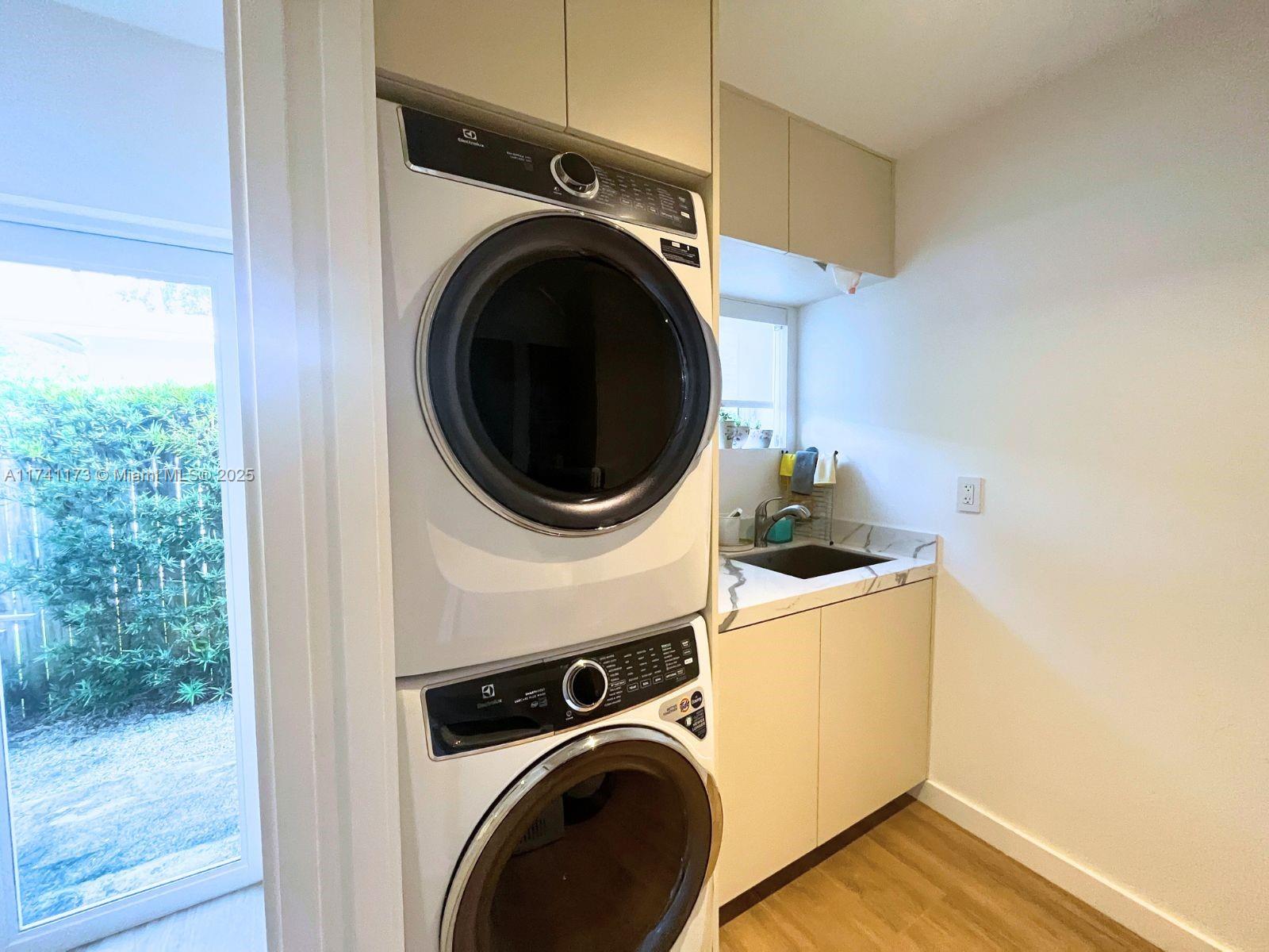 TROPICAL ISLE HOMES SUB 1 - Residential