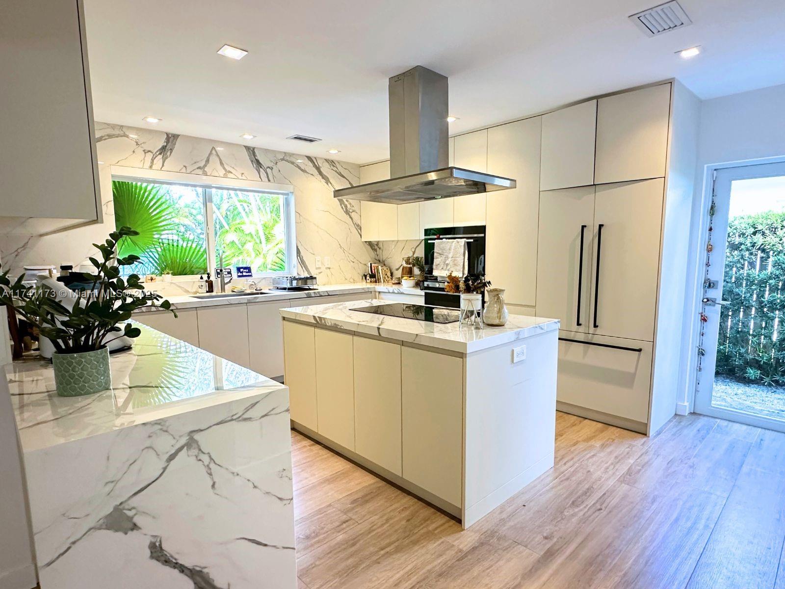 TROPICAL ISLE HOMES SUB 1 - Residential