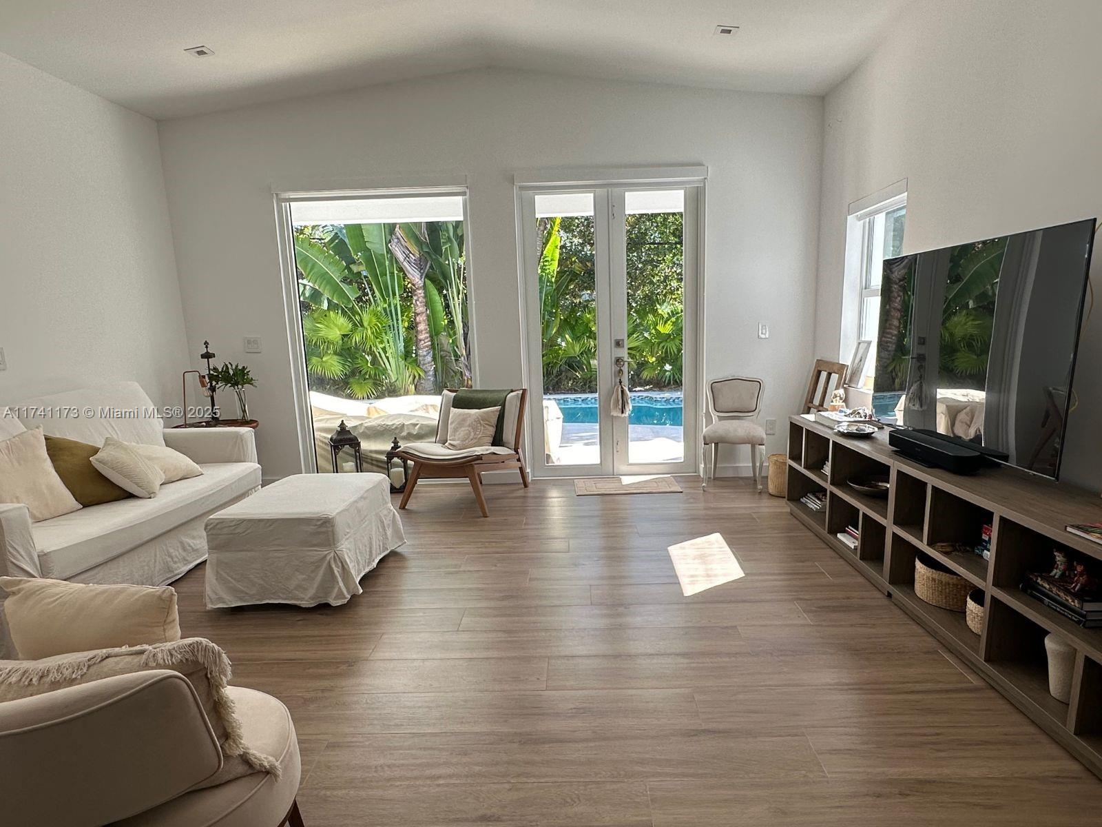 TROPICAL ISLE HOMES SUB 1 - Residential