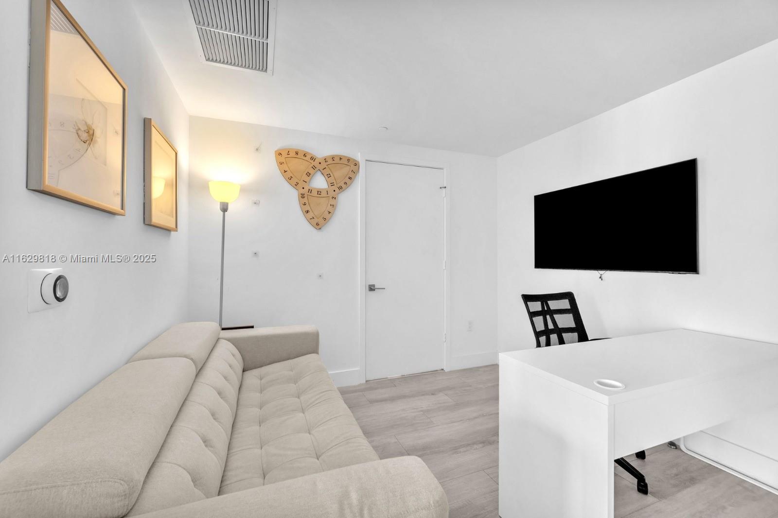 121 NE 34th St 905