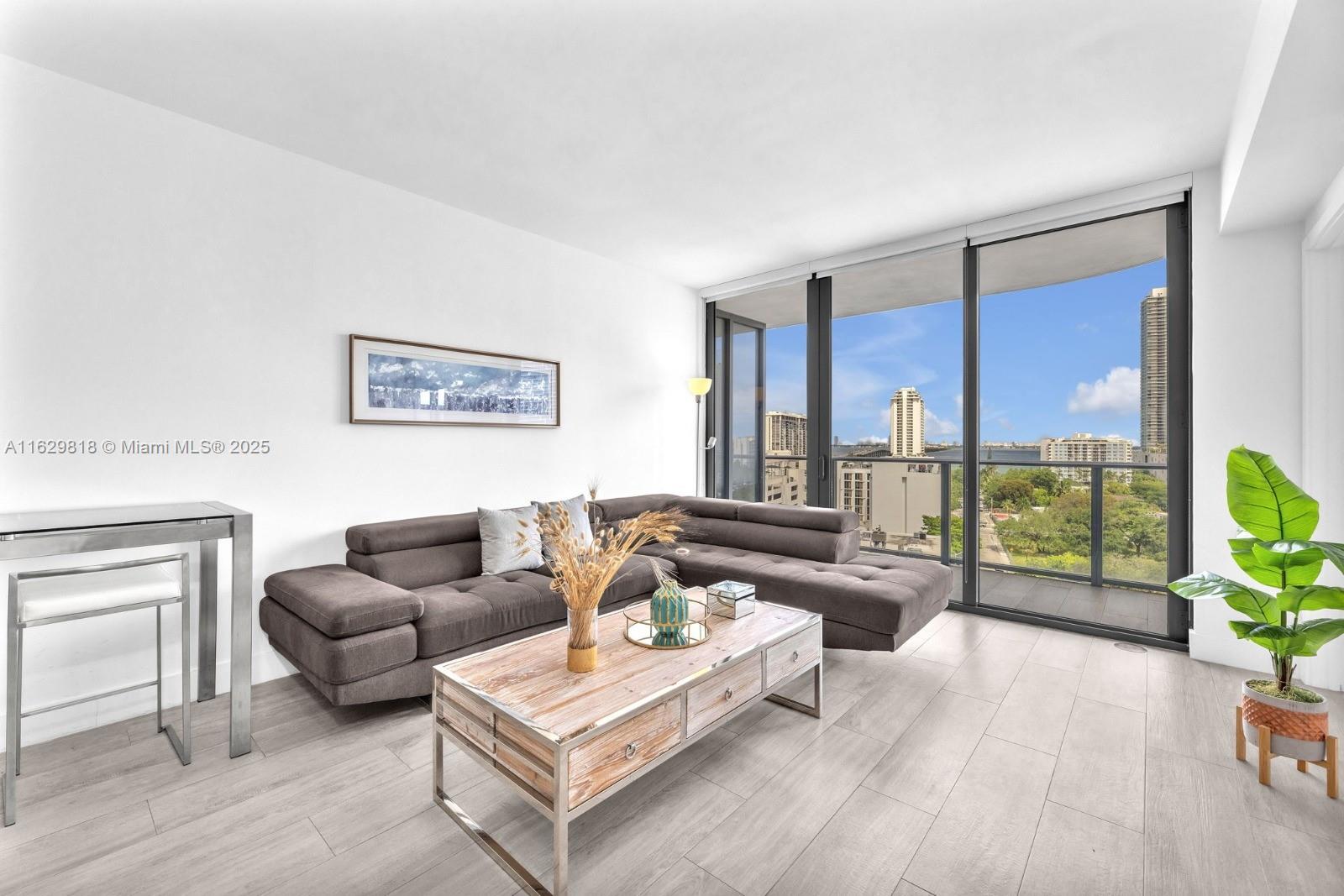 121 NE 34th St 905