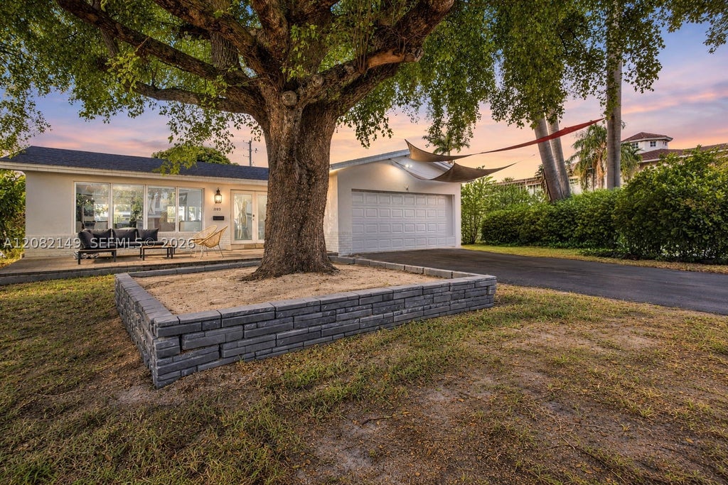 Photo of 1103 Washington St, Hollywood, FL 33019 (MLS # A12082149)