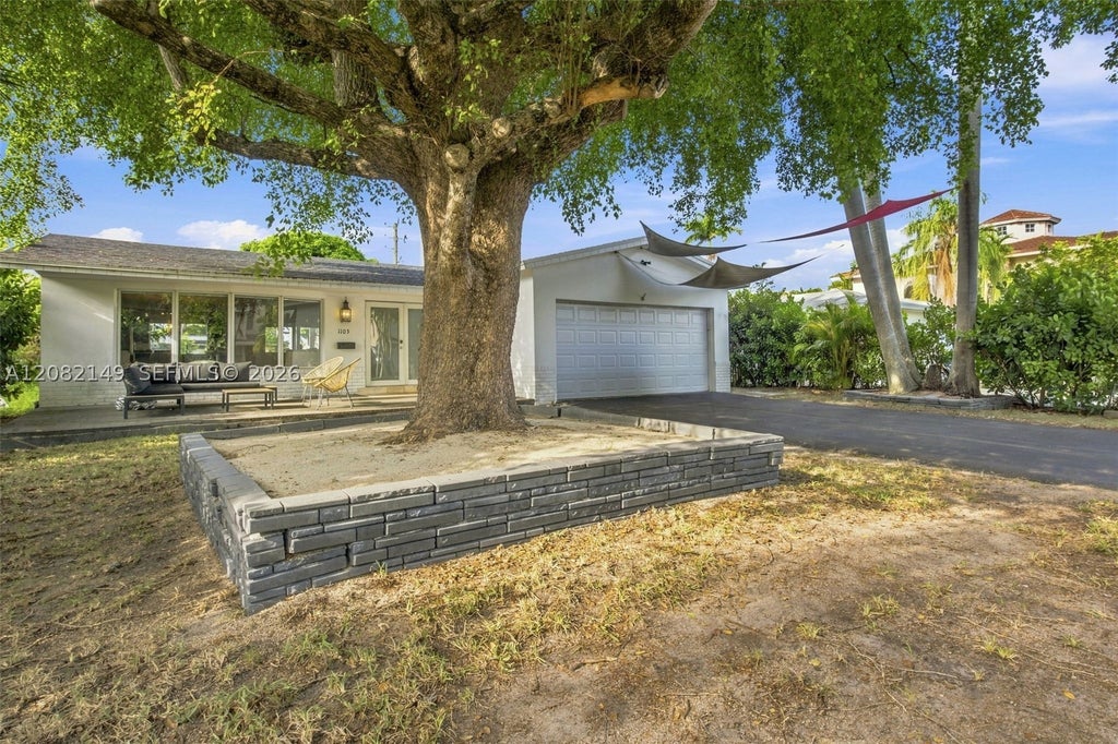 Photo of 1103 Washington St, Hollywood, FL 33019 (MLS # A12082149)