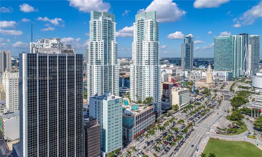 BRIGHT & GORGEOUS BI-LEVEL 1BEDROOM UNIT FACING BISCAYNE BAY & BAYFRONT PARK. 15 FT CEILINGS, UPGRADED PORCELAIN FLOORS DOWNSTAIRS. NICEST & LARGEST 5-STAR AMENITY DECK IN THE ZONE INCLUDING 4 POOLS, HOT TUB, POOL BAR, SPA, BUSINESS CENTER & THEATER. BEST CENTRAL LOCATION IN DOWNTOWN & ACCESS TO THE EASIEST ROUTES TO AVOID TRAFFIC. WALK-SCORE 10 OUT OF 10! METRO-MOVER STATION ON THE SAME BLOCK. BAYSIDE MALL, ARENA, PARKS & MUSEUMS ARE JUST STEPS AWAY. CALL THE LISTING AGENT FOR MORE INFO.