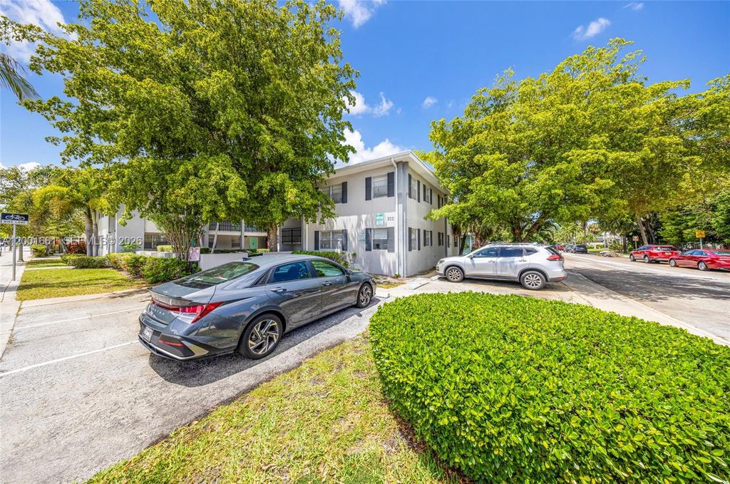 Photo of 202 Lucerne Ave #1-14, Lake Worth, FL 33460 (MLS # A12001661)