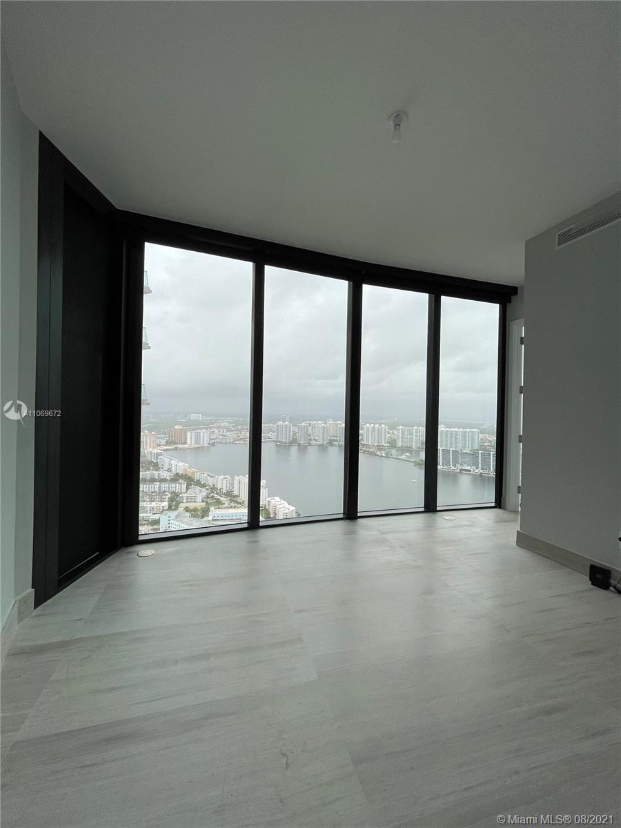 18555 COLLINS AVENUE COND - Residential