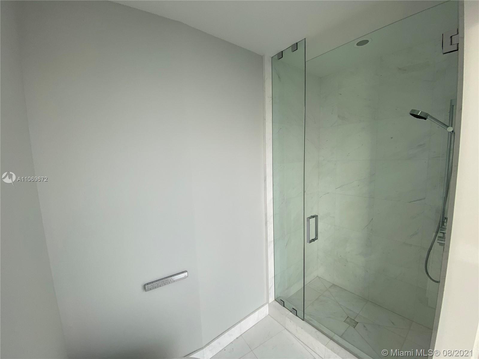 18555 COLLINS AVENUE COND - Residential