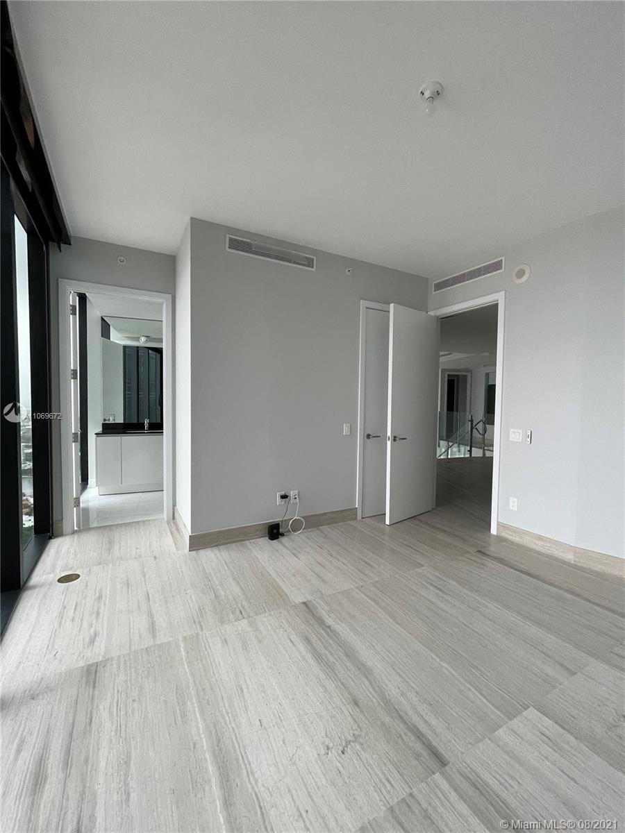 18555 COLLINS AVENUE COND - Residential