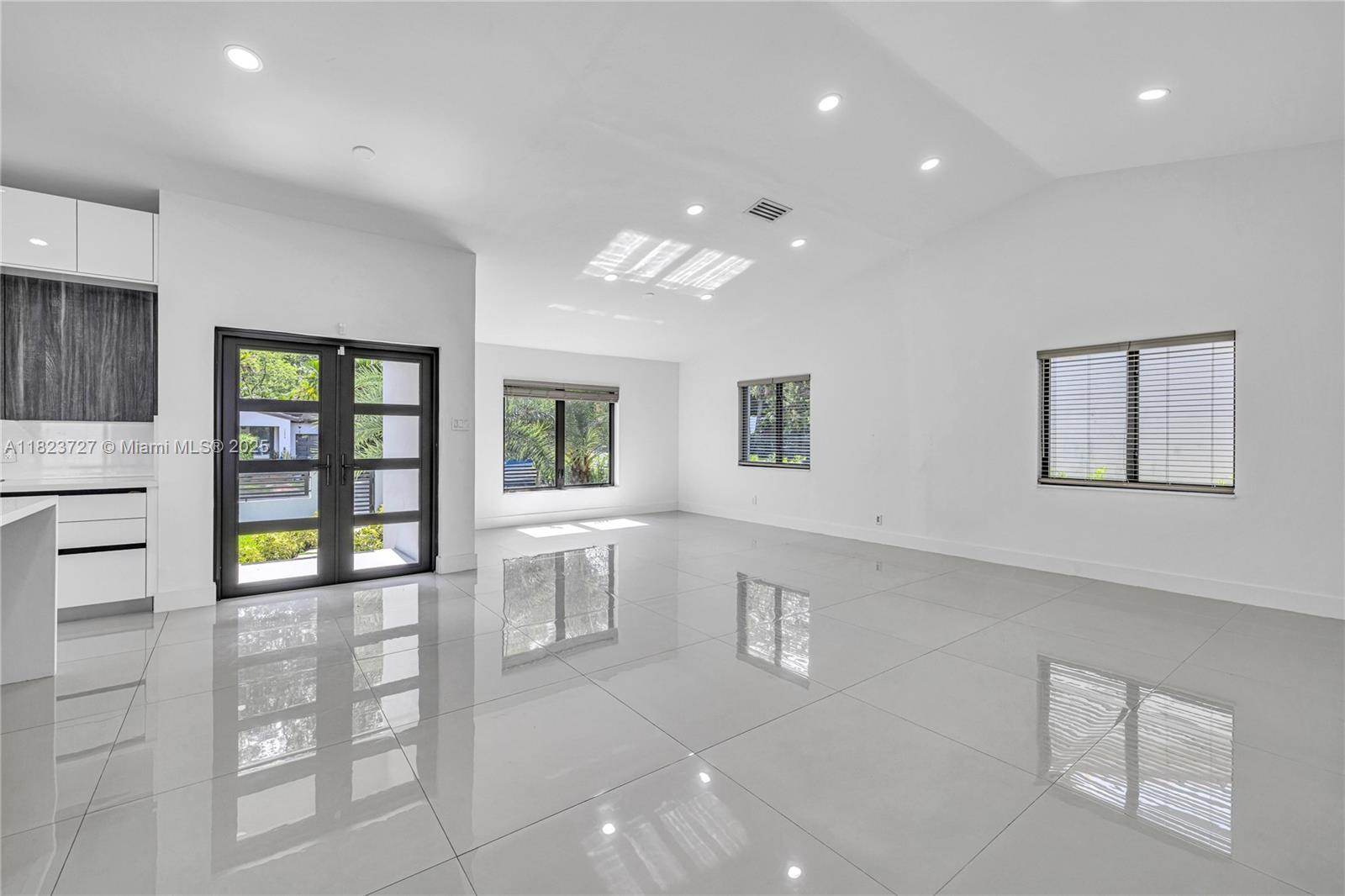 TAMIAMI PLACE PLAN NO 3 - Residential