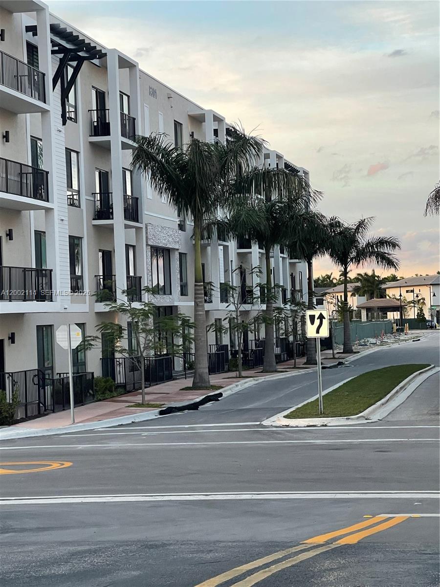 DOWNTOWN DORAL SOUTH PHAS - Residential Lease
