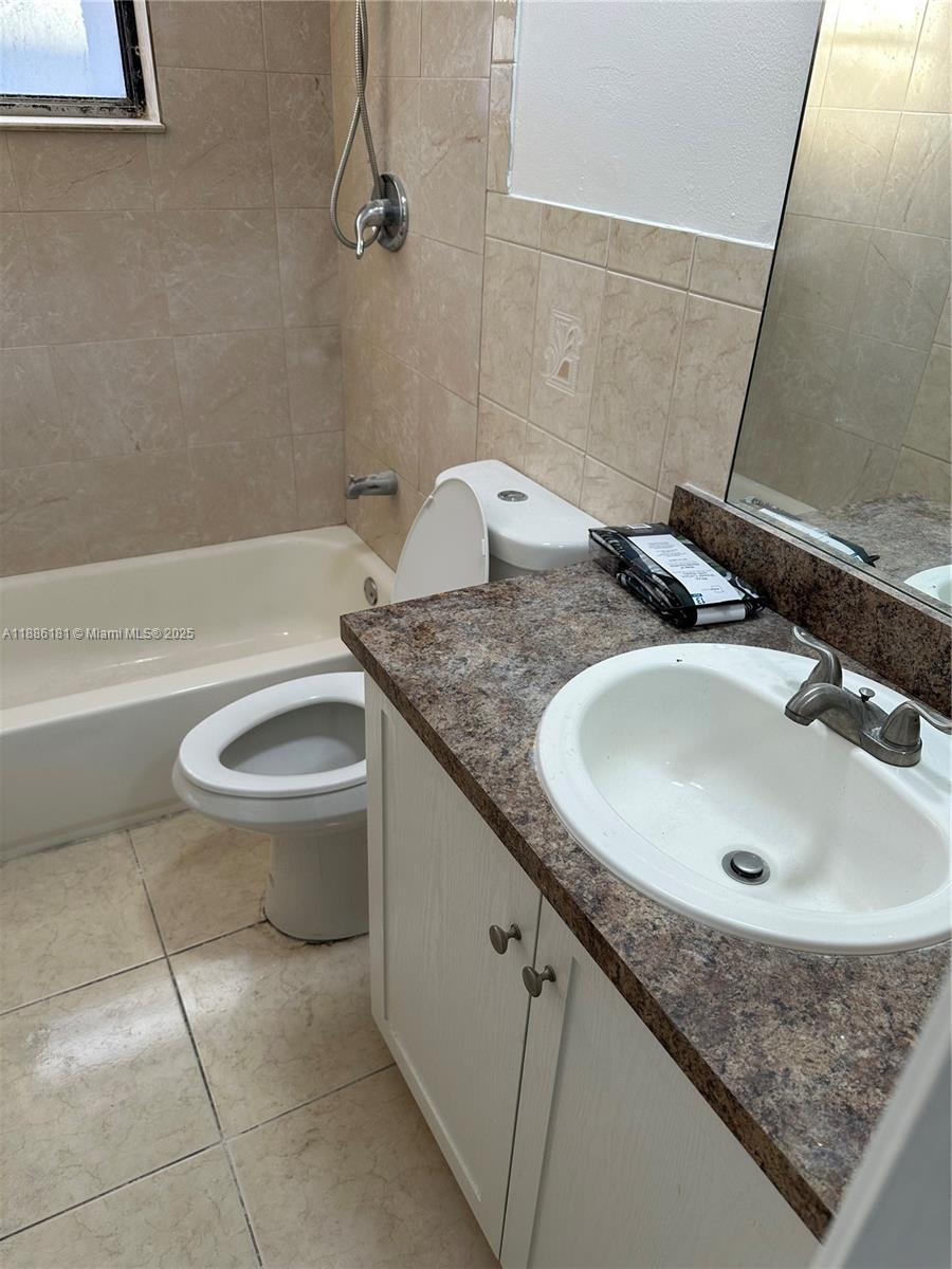 CASTLEWOOD - Residential Lease