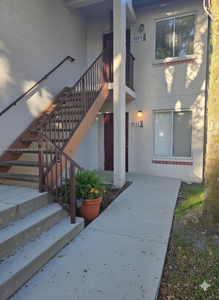 Charming 2/1 first-floor condo in Parc Vista with garden views.
Bright open layout with wood cabinets, new appliances, full-size washer and dryer, tile floors, and fresh paint. New A/C (2021) and ceiling fans throughout. Enjoy a private patio, assigned parking, and 24-hour security. Community offers 2 pools, spa, gym, and tennis/volleyball courts. HOA includes exterior insurance, water, sewer, and trash. Convenient location near shops, dining, schools, hospitals, and highways.