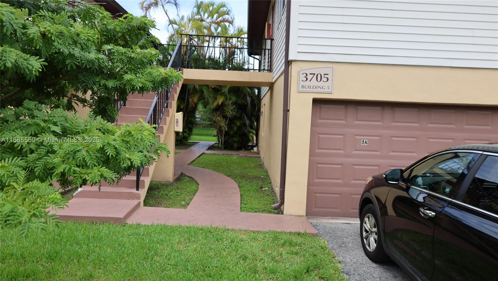 A distinctive three-bedroom, two bathroom condominium that has been recently renovated, featuring a one car garage and 2020 roof. Perfect for first time home buyer. The Home Owner Association (HOA) includes garbage collection, yard and pool maintenance. Pet friendly community and financing for this condo is available as little as 3% down. The tenant is currently on a month-t0-month agreement, paying $2,000 per month and is willing to sign a new lease! Ideal for 1031 exchanges or portfolio expansion.