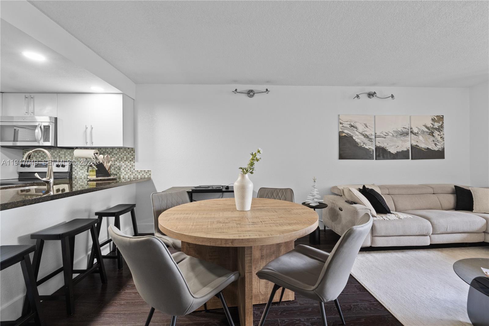 THE HORIZONS CONDO #7 - Residential