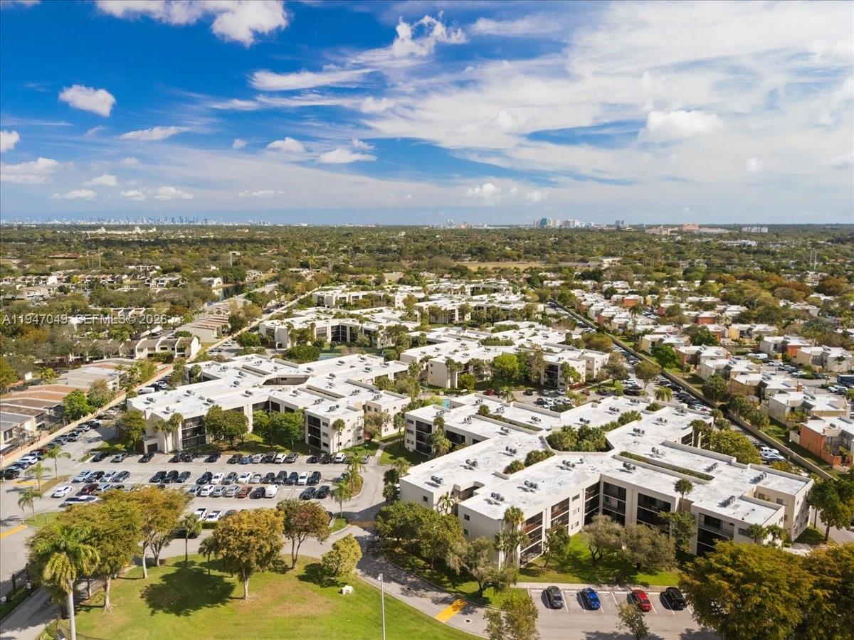 THE HORIZONS CONDO #7 - Residential