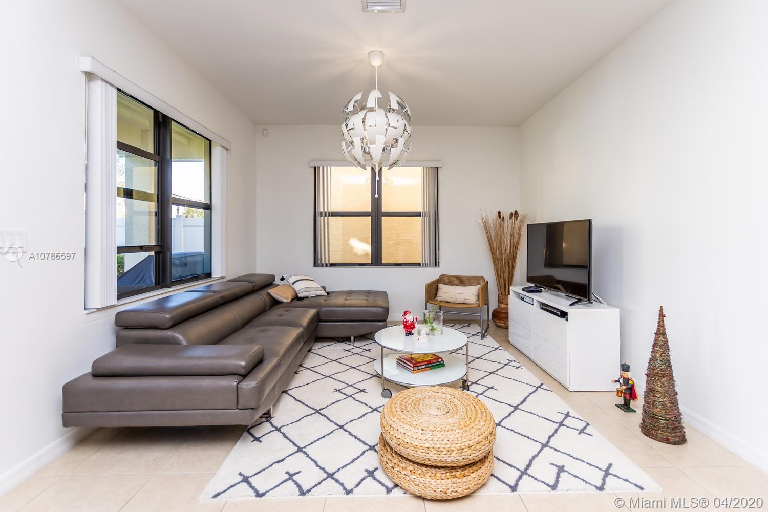 CHAMPION LAKES - Residential