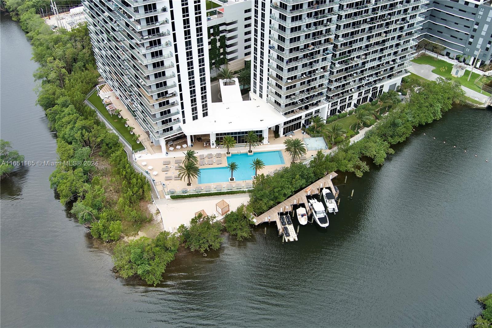 Luxury apartment with 3 bedrooms and 3 bathrooms boasting the most beautiful skyline view. Private elevator and open-concept floor plan, spacious dining and living areas, and a wraparound balcony. Minutes away from world-class shopping, restaurants, parks, the airport, and beautiful beaches. Amazing amenities include a marina, pool, spa, sauna, steam room, massage services, and sports facilities for tennis, soccer, and basketball, as well as a children’s playroom. Security gate, 24-hour concierge, and valet services available. Convenient store and pet grooming on-site. This is the best location ever – don’t miss it!