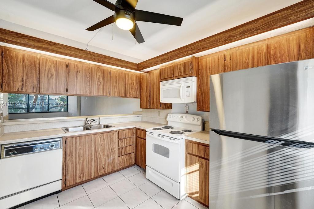 CONDO 21 OF WHITEHALL CON - Residential