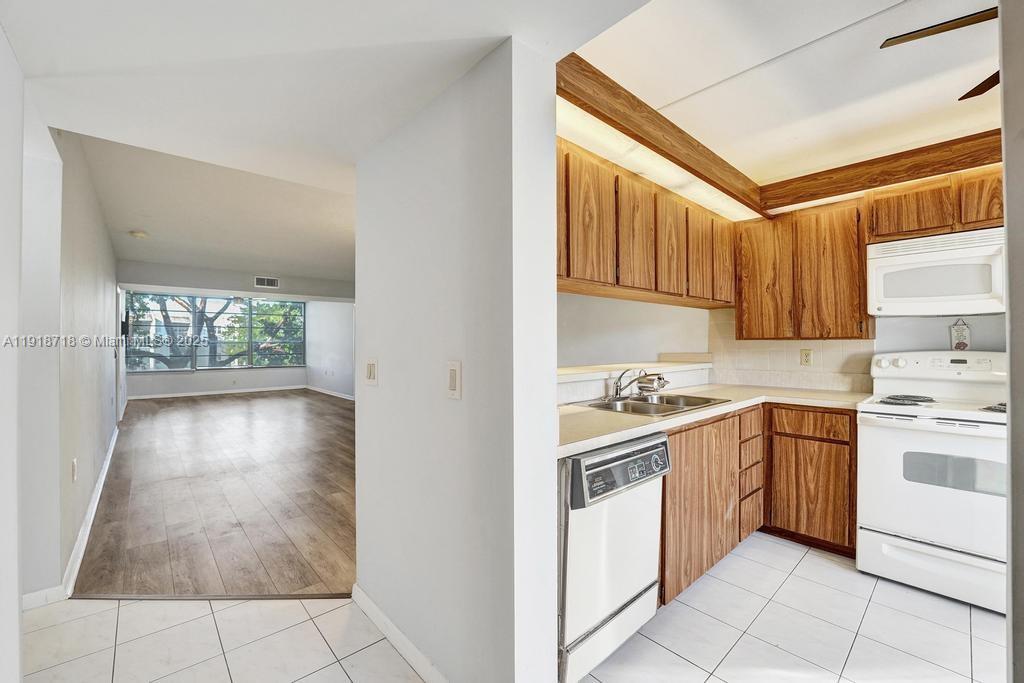 CONDO 21 OF WHITEHALL CON - Residential