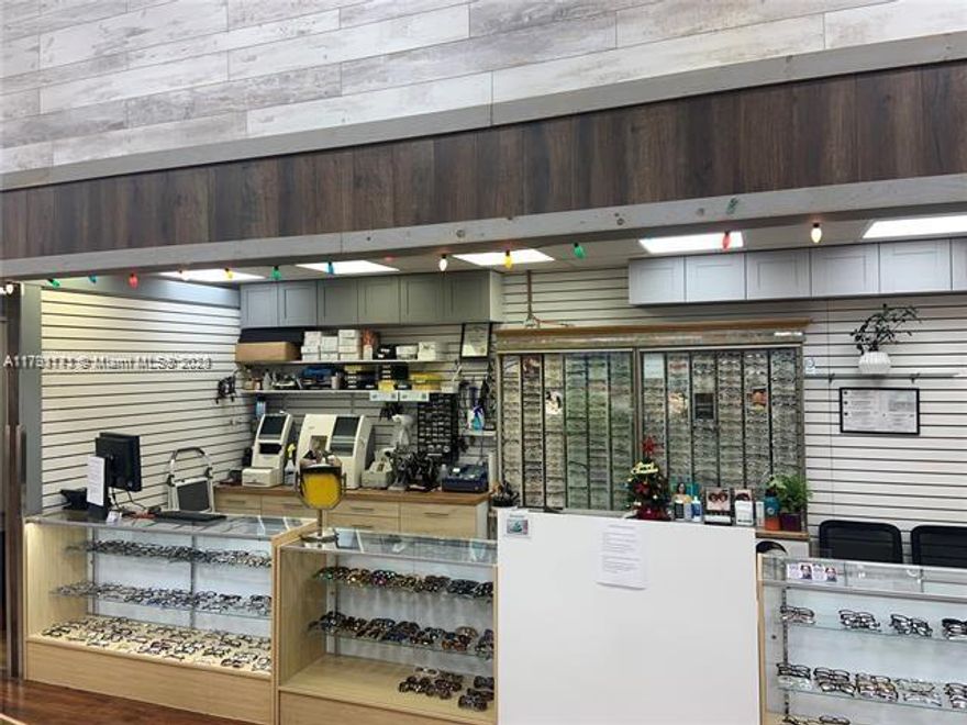 We present an exceptional opportunity to acquire a well-established and fully operational optical store. Located in a high-traffic area, this store has been a benchmark in the community, offering a wide range of quality optical products and services for 18 years.
This is a unique opportunity for entrepreneurs or professionals in the optical sector who wish to acquire a successful, fully operational business.