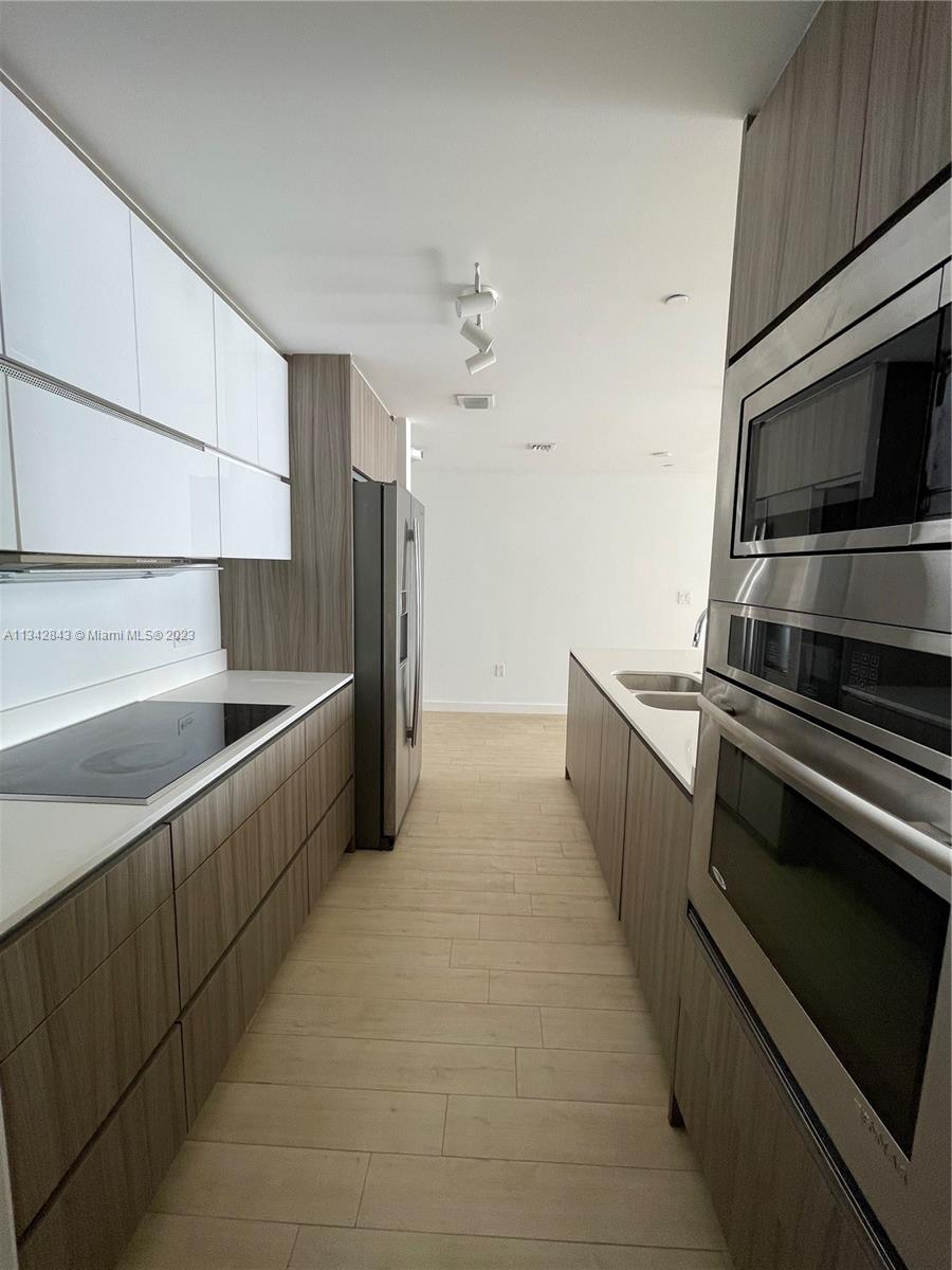 Photo 11 of 49 of 600 NE 27th St 1102 condo
