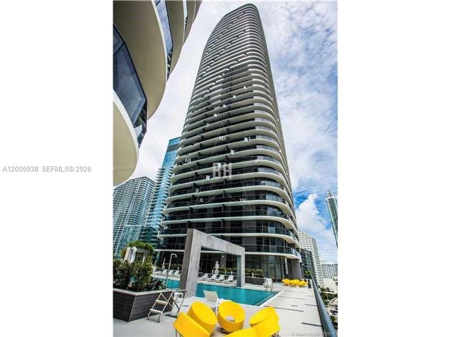Great unit 1/2+ Den located on the heart of Brickell. Enjoy luxurious downtown Miami living in this modern high rise condo. This unit features imported wood porcelain flooring throughout, walk in closet,and beautifull high and finishes. Stainless steel appliances, W&D,bathtub. Basic cable and internet included. Building offers 5 star amenities,roof top pool with 360 water and city views, sauna,steam room,billards room, GYM, business center,one parking space assigned, near Brickell City Center and Mery Brickell Village, and restaurants.