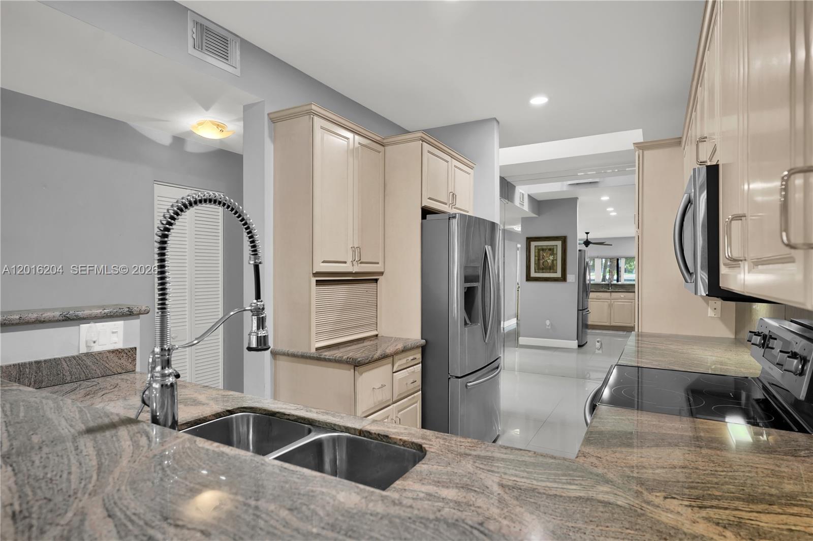 RIVERGATE TOWNHOUSES COND - Residential