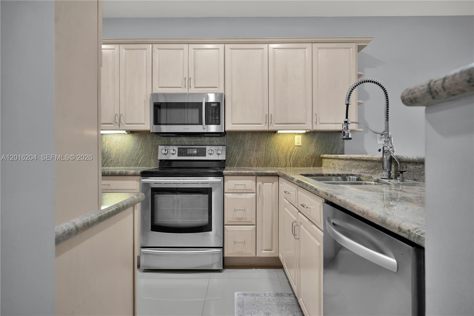 RIVERGATE TOWNHOUSES COND - Residential