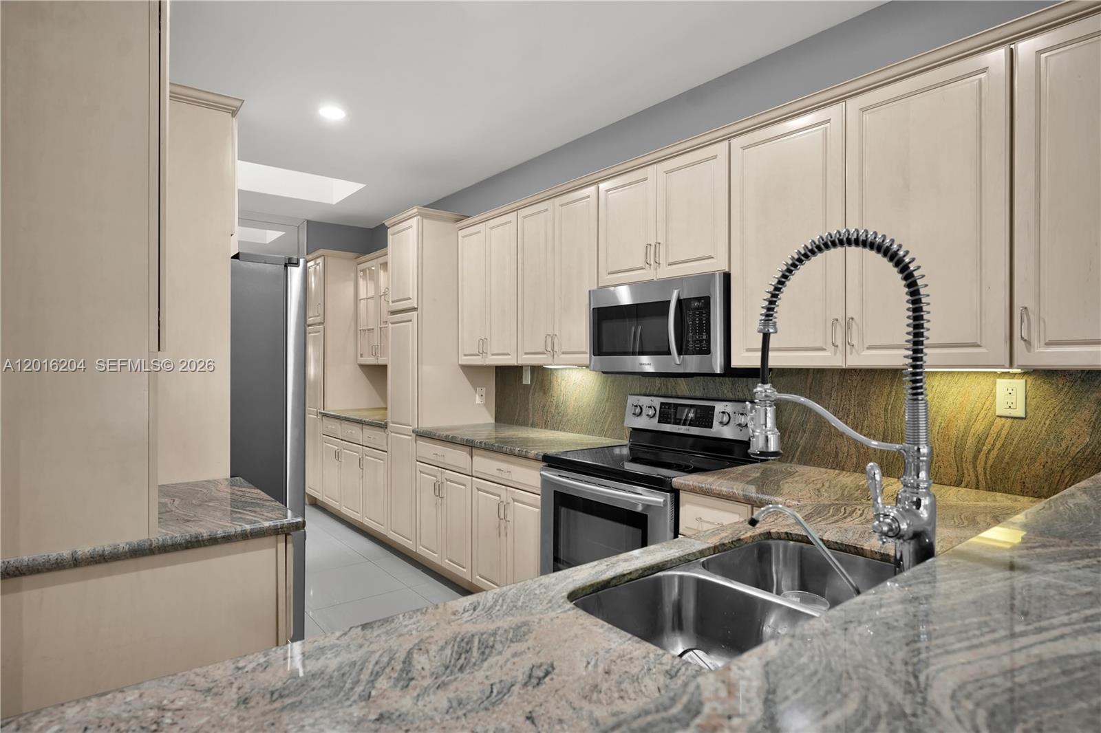 RIVERGATE TOWNHOUSES COND - Residential