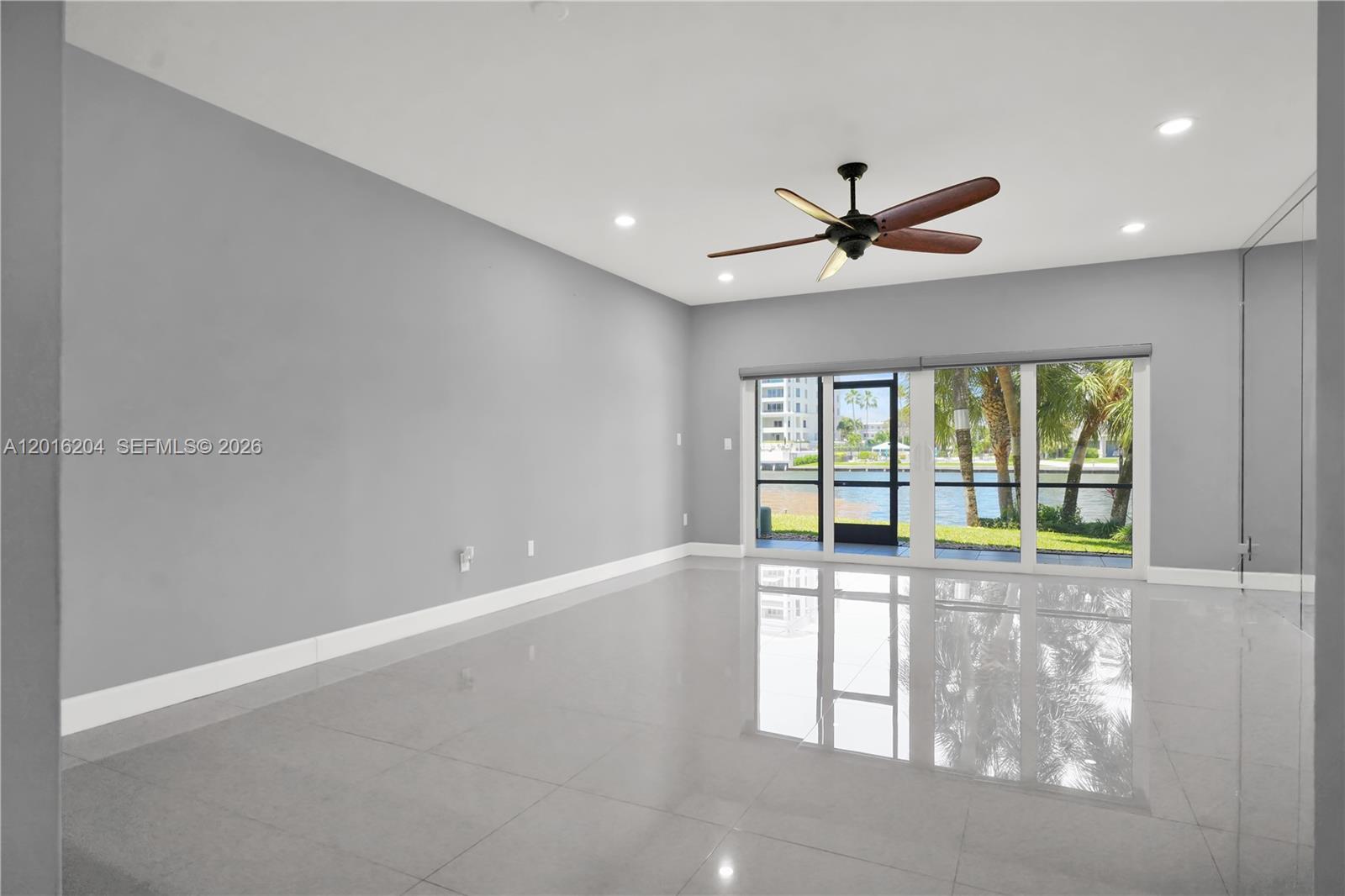 1301 N Riverside Dr 7