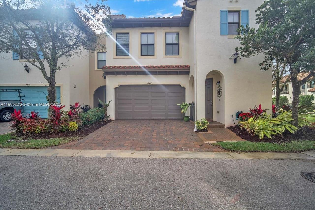 SAWGRASS LAKES - Residential