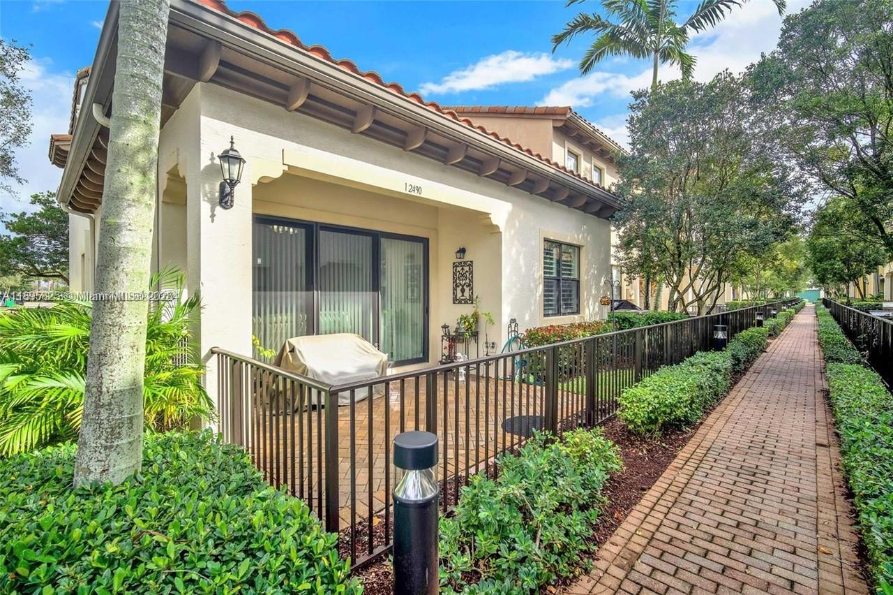 SAWGRASS LAKES - Residential