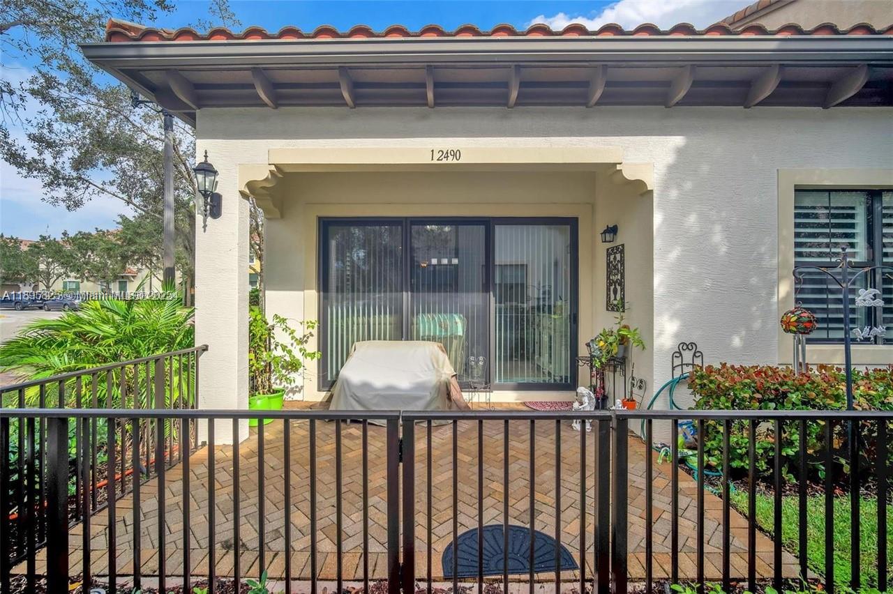SAWGRASS LAKES - Residential