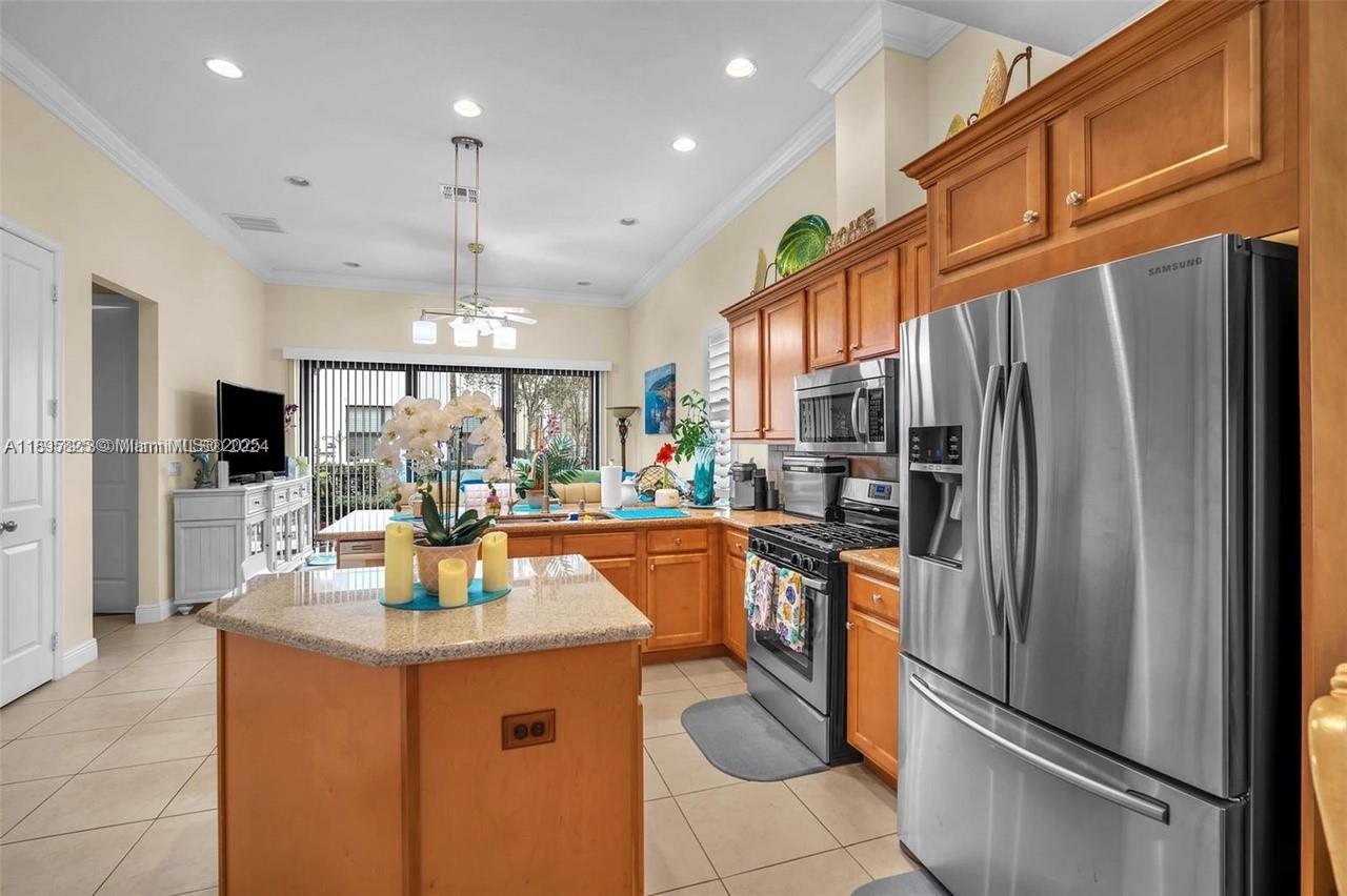 SAWGRASS LAKES - Residential