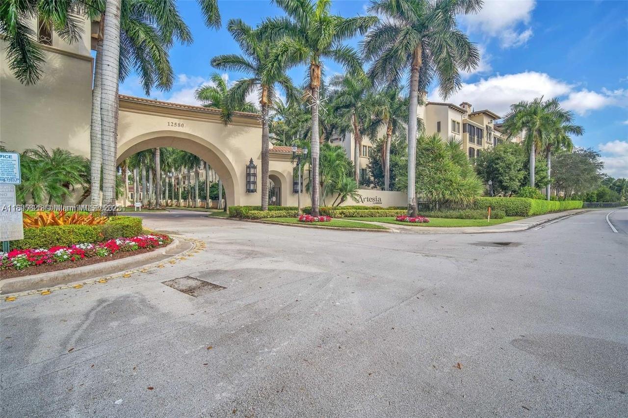 SAWGRASS LAKES - Residential