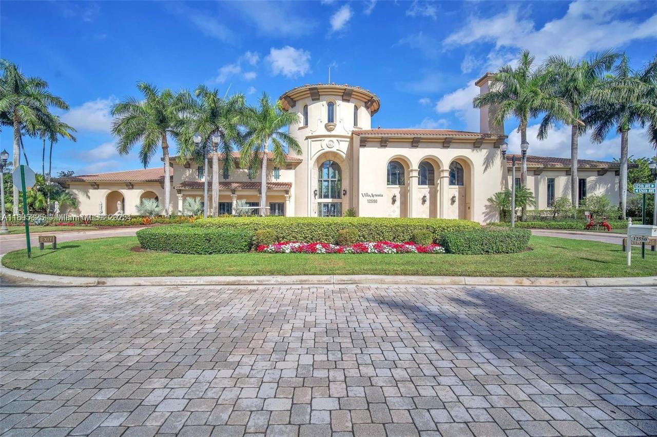 SAWGRASS LAKES - Residential