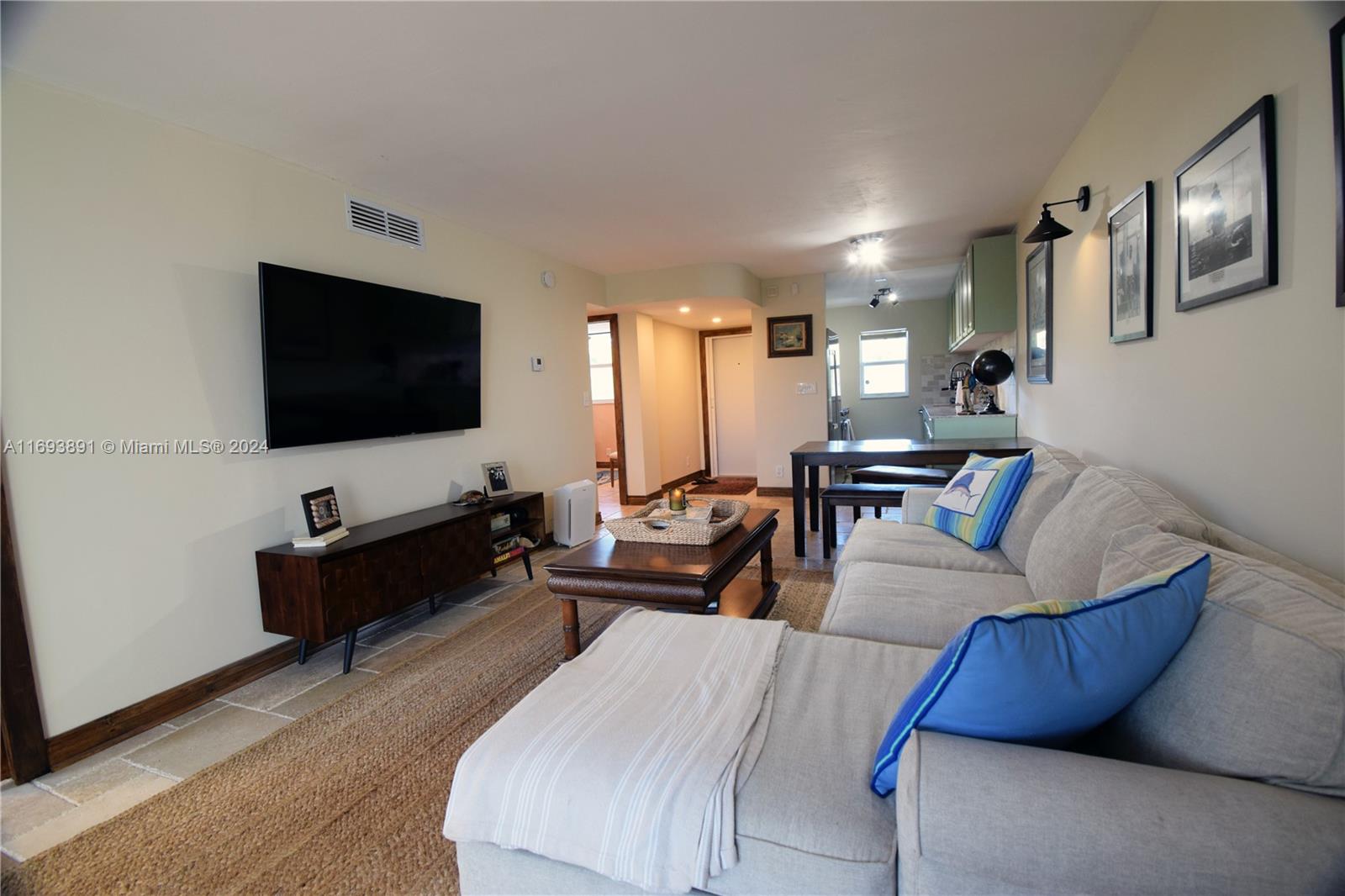 HARBOUR HALL INLET CLUB C - Residential