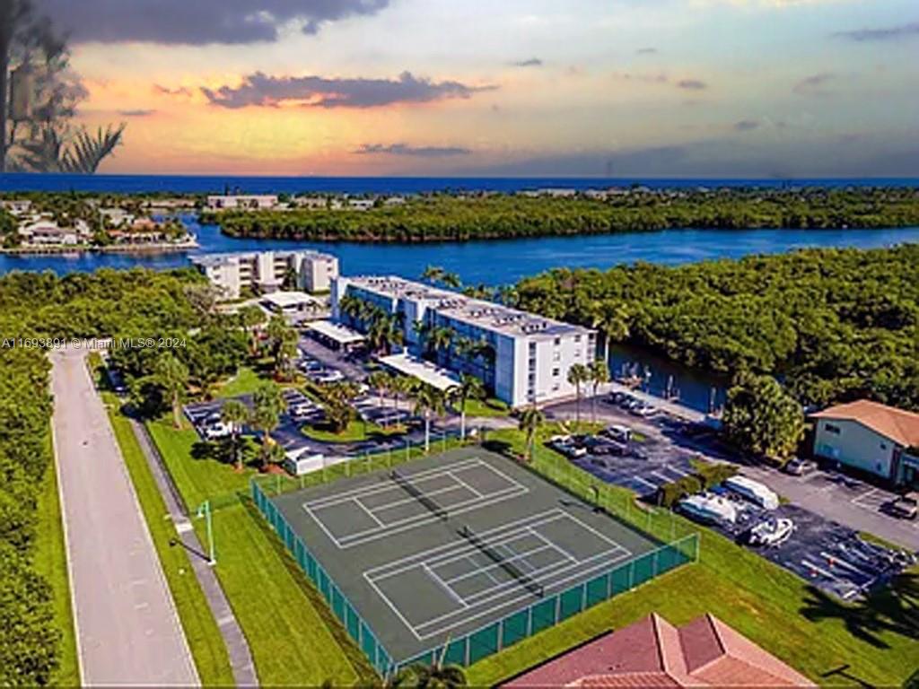 HARBOUR HALL INLET CLUB C - Residential