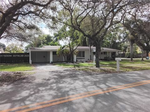 Photo of 911 W Country Club Cir, Plantation, FL 33317 (MLS # A11929294)