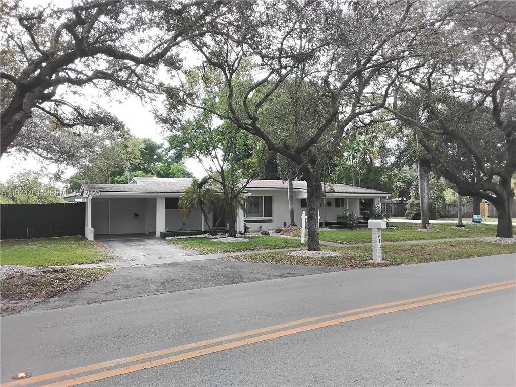 Photo of 911 W Country Club Cir, Plantation, FL 33317 (MLS # A11929294)