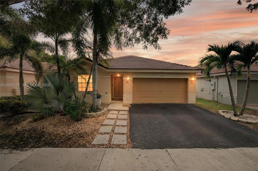 Completed remodeling house, bathroom in marmol and in perfect condition, New kitchen in wood and with modern design, ceramic floors, no popcorn in ceilings, refresh painted, with nice Zebra blinds. Use the same club House in Savanna, walk distance for schools and the most schools in Weston.
The house has custom closets build, don’t lost this EXCELENT home in Weston