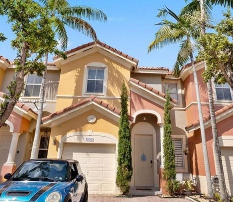 Remodeled townhouse with 4 bedrooms and 2.5 bathrooms. A beautiful kitchen with a center island. Its open-concept design is ideal for sharing with those inside and outside, creating a sense of spaciousness and comfort. The house has a single-car garage and space for two outside. The complex offers magnificent amenities to enjoy with friends and family. Don't miss this opportunity!