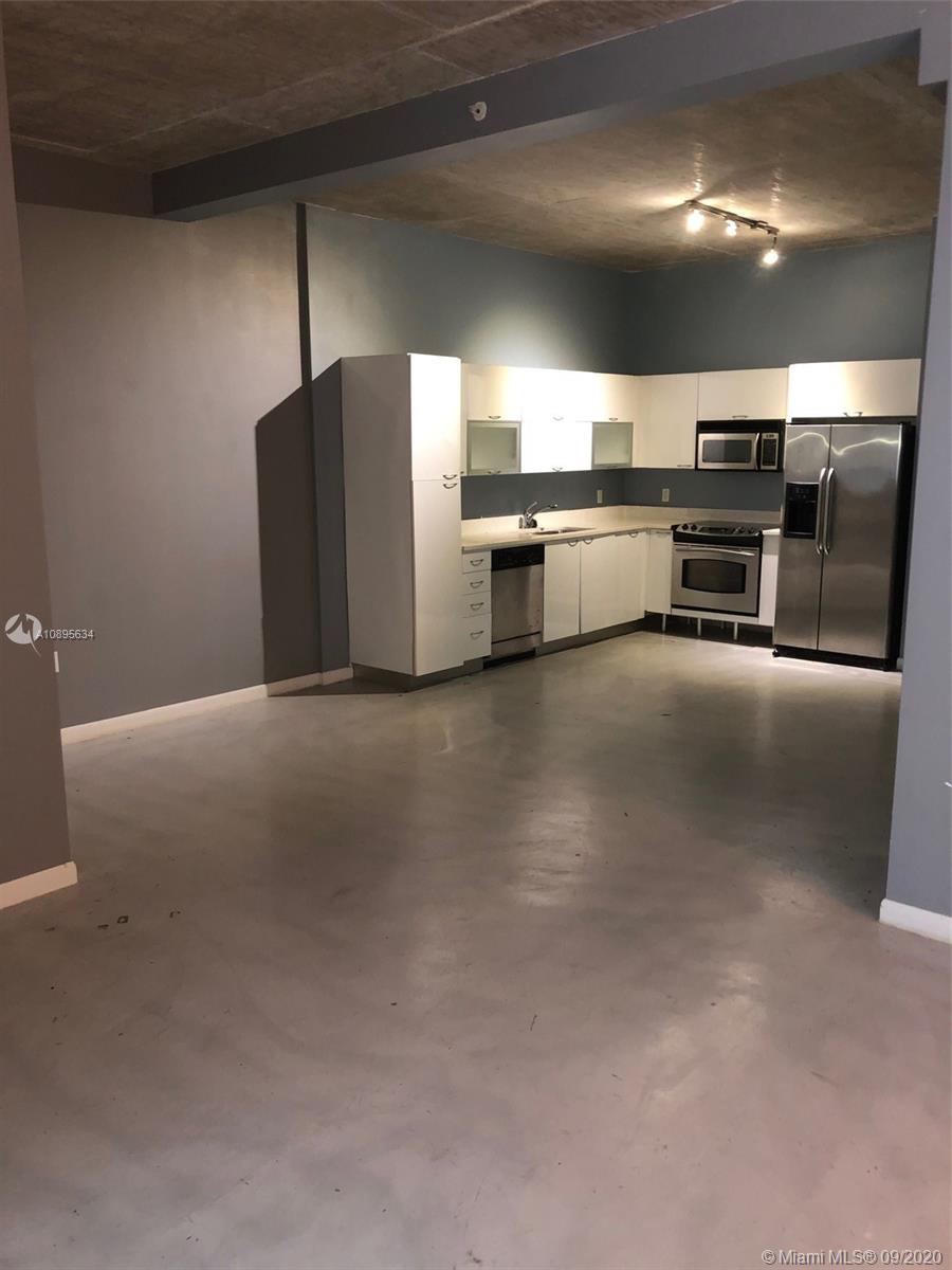 Spacious loft style 1 bed 1 bath in Downtown Miami. Stunning Italian Kitchen and modern bathroom. Great secure building with concierge. Pool, gym and assigned parking. Enjoy the best of downtown Miami.