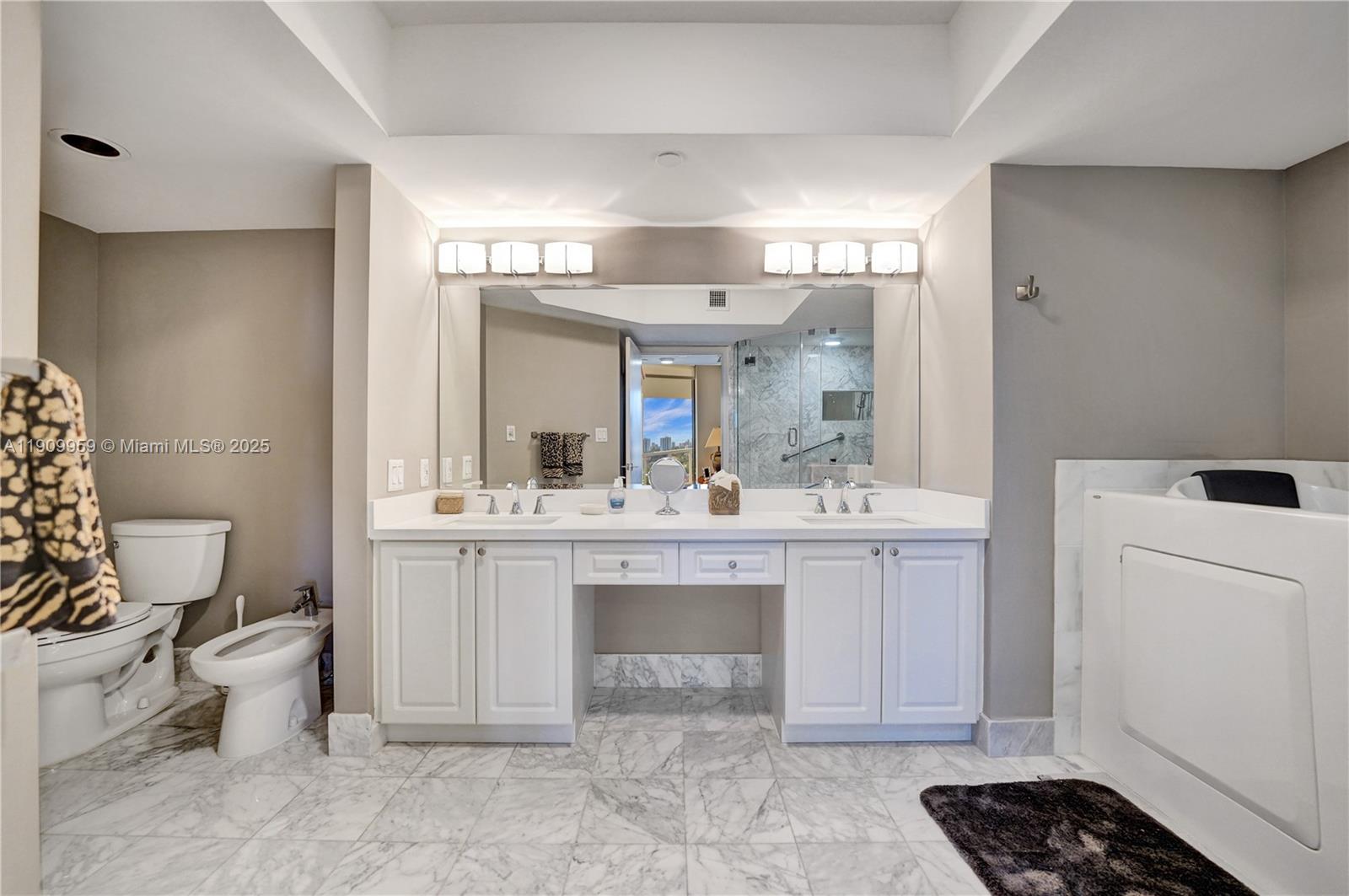 HARBOR TOWERS - Residential