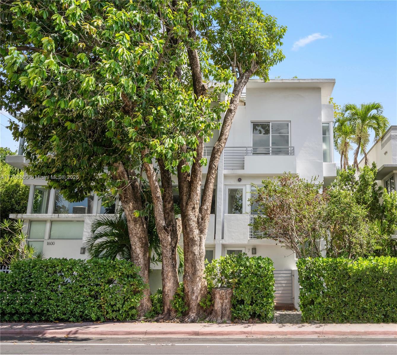 Property for Sale at 1600 Michigan Ave 7, Miami Beach, Miami-Dade County, Florida - Bedrooms: 2 
Bathrooms: 2  - $1,550,000